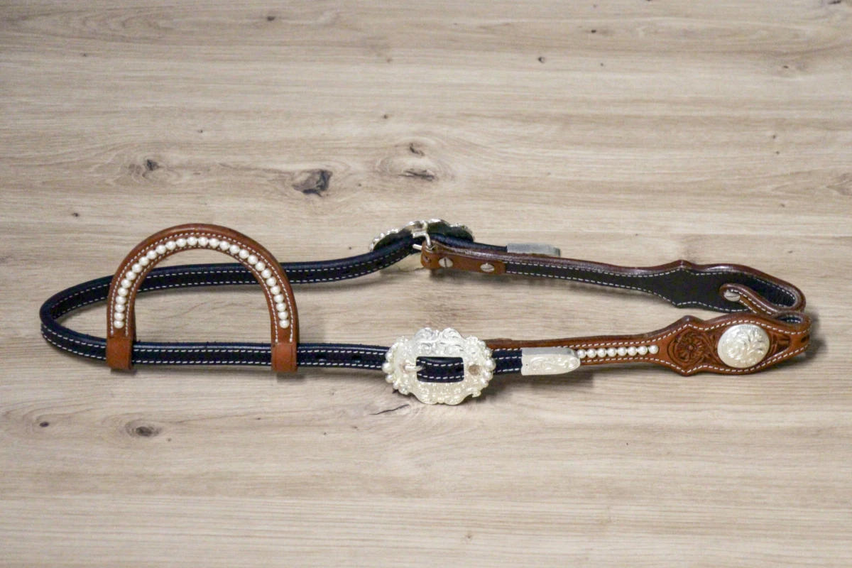 Cattlemans, GVR - Unique Show Einohr chestnut-black scalloped Swarovski Pearls and Buckle Sets silver Tioga, Westerntrense, Quarter Horse, one ear Cattlemans, GVR - Unique Show Einohr chestnut-black scalloped Swarovski Pearls and Buckle Sets silver Tioga, Westerntrense, Quarter Horse, one ear