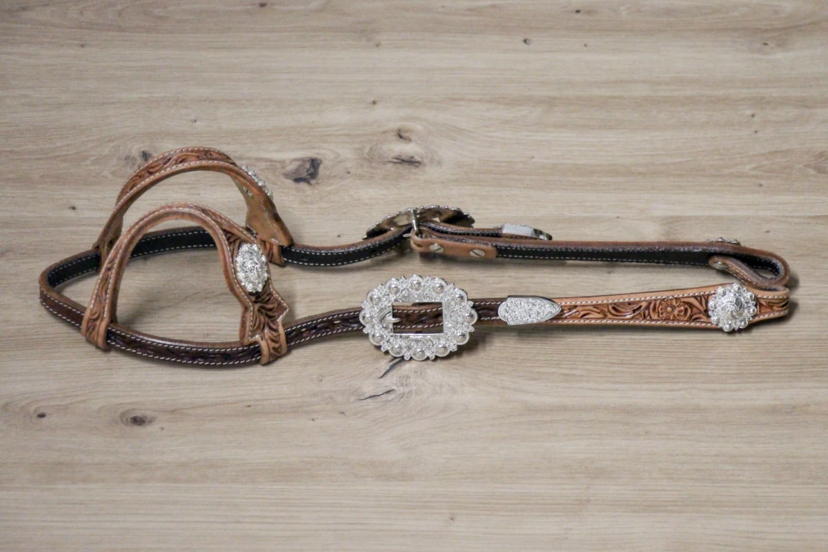 Cattlemans, GVR - Unique Show Zweiohr antique russet-dark chestnut small teardrop and Buckles Crystal dots white, Westerntrense, Quarter Horse, two ear Cattlemans, GVR - Unique Show Zweiohr antique russet-dark chestnut small teardrop and Buckles Crystal dots white, Westerntrense, Quarter Horse, two ear