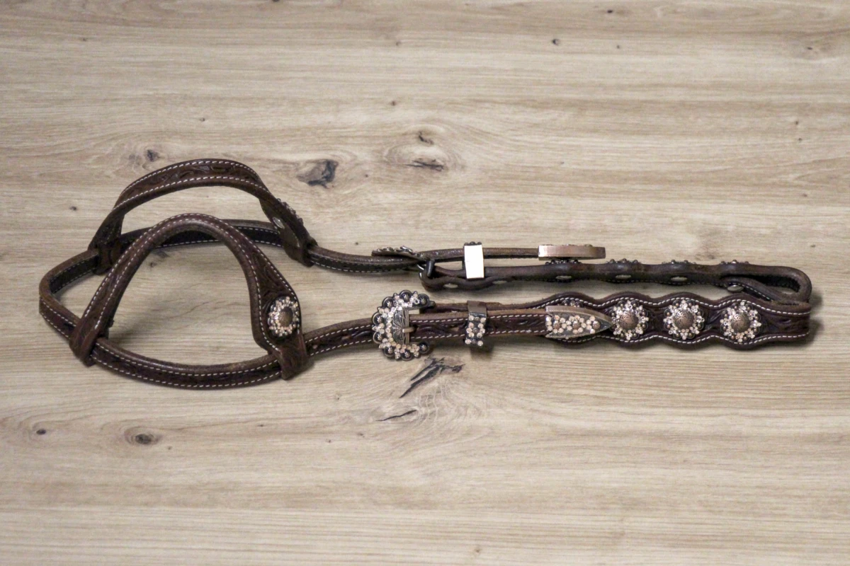 Cattlemans, GVR - Unique Show Zweiohr dark chestnut fourfold rounded and Buckle Sets Crystal round copper peach, Westerntrense, Quarter Horse, two ear Cattlemans, GVR - Unique Show Zweiohr dark chestnut fourfold rounded and Buckle Sets Crystal round copper peach, Westerntrense, Quarter Horse, two ear