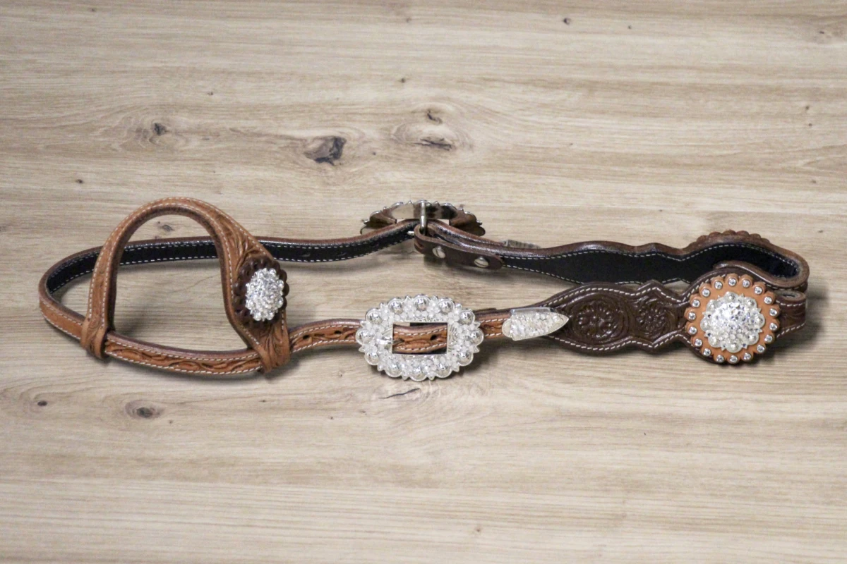 Cattlemans, GVR - Unique Show Einohr russet-dark chestnut big scalloped and Buckle Sets Crystal dots white, Westerntrense, Quarter Horse, one ear Cattlemans, GVR - Unique Show Einohr russet-dark chestnut big scalloped and Buckle Sets Crystal dots white, Westerntrense, Quarter Horse, one ear