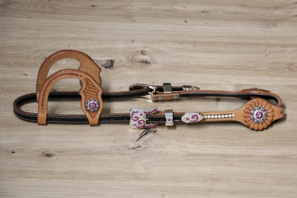 Cattlemans, GVR - Unique Show Zweiohr russet-brown oval Swarovski Peals and Buckle Sets crystal rose, Westerntrense, Quarter Horse, two ear, Einzelstueck