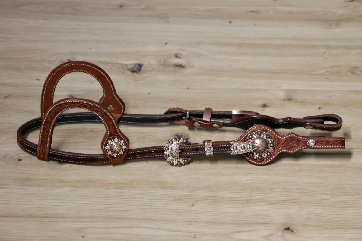 Cattlemans, GVR - Unique Show Zweiohr chestnut-dark chestnut round and Buckle Sets Crystal round copper peach, Westerntrense, Quarter Horse, two ear