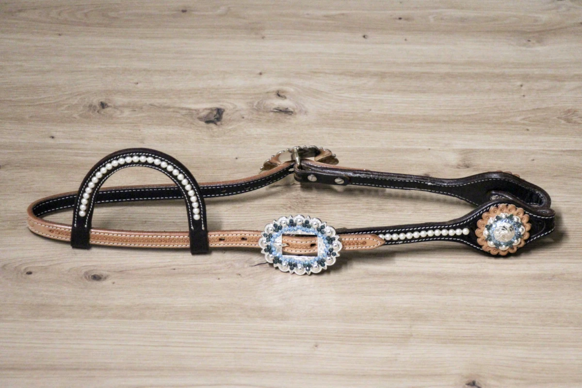Cattlemans, GVR - Unique Show Einohr russet-brown oval Swarovski Pearls and Buckle Sets Crystal dots montana aqua, Westerntrense, Quarter Horse, one ear Cattlemans, GVR - Unique Show Einohr russet-brown oval Swarovski Pearls and Buckle Sets Crystal dots montana aqua, Westerntrense, Quarter Horse, one ear