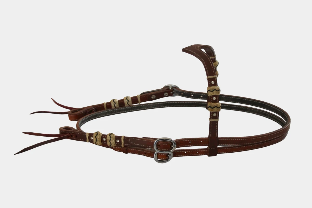 Cattlemans, GVR - V-Stirnband rawhide crystal white mit Lederbändchen, Westerntrense, Quarter Horse, sadesa leather, leder, browband, Strasssteine, weiß, rouhaut, harness Cattlemans, GVR - V-Stirnband rawhide crystal white mit Lederbändchen, Westerntrense, Quarter Horse, sadesa leather, leder, browband, Strasssteine, weiß, rouhaut, harness